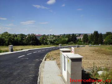 Pozemek na RD ve Stranicch, vlak.  spoj