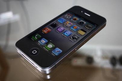 Apple iphone4s 64gb za 9000k  zruka